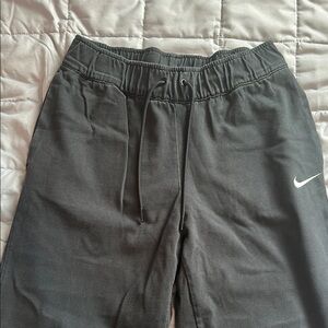 Nike Gray Sweatpants with Elastic Waistband and Relaxed Fit